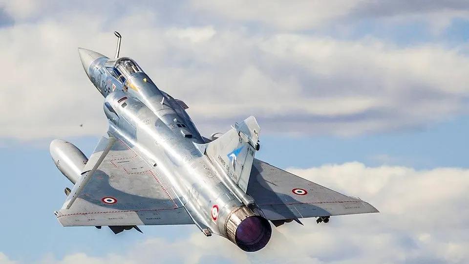 مکرون رئیس جمهور فرانسه از انتقال جت های جنگنده میراژ 2000-5 به اوکراین خبر داد